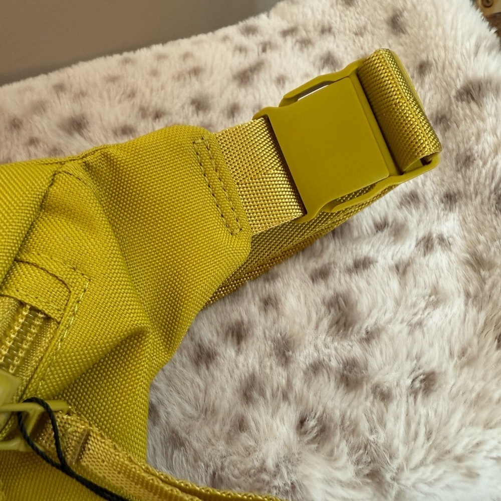 Vera Bradley Chartreuse Belt Bag Crossbody Pattern Inside New “Lighten Up” - Picture 6 of 10